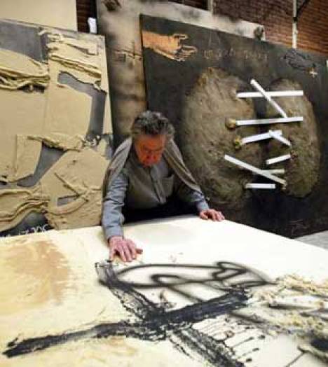 Antoni Tàpies (Barcelona, 13 de diciembre de 1923 - ibídem, 6 de febrero de 2012),fue un pintor, escultor y teórico del arte español. Exponente del informalismo,